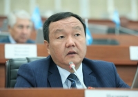 Депутат кооптуу аймакта жашагандарга жер тилкеси, акча берилгенден кийин эски үйлөрдү бузуп салууну сунуштады 