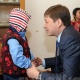 Сапар Исаков Кадамжай районунун Алга айылында жашаган аз камсыз болгон үй-бүлөнүн абалынан кабар алды