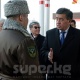 Жээнбеков чек арачыларды көзөмөл-өткөрүү жайларынан өтүп жаткандарга меймандос мамиле жасоого чакырды