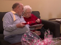 Америкалык жаран 39 жыл мурун сатып алган кутусуна жыл сайын 14-февралда таттуу толтуруп келип, сүйүктүүсүнө белек кылат