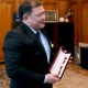 Жогорку Кеңештин төрөгасы Дастанбек Жумабеков мушкер Валентина Шевченкону кол саат менен сыйлады