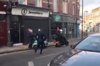 Лондондо 88 жаштагы ардагер аялды куткаруу үчүн кылмышкерлер менен кармашты