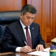 Сооронбай Жээнбеков мектептерди беш күндүк окуу жумалыгына которгон мыйзамга кол койду