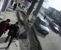 Ноокатта жол кыймылынын коопсуздугун камсыздоо бөлүмүнүн кызматкери машинасы менен мектеп окуучусун сүзүп кетти