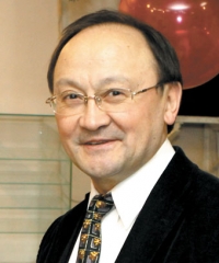 Журналист Нарын Айыптын 90 жаштагы апасы: "Мени мүңкүрөтө көрбөгүлө, тиги дүйнөгө ушул үйдөн сөөгүм чыкса деген оюм бар"