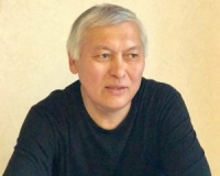 Жогорку Сот Сооронбай Жээнбековдун журналистке 5 миллион сом доосун өндүрүү боюнча чечимин күчүндө калтырды