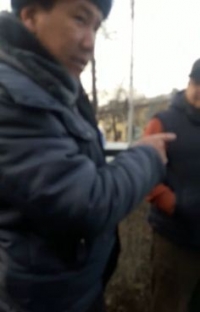ЭЛДИК КАБАР: Бишкек шаарында видеого тарткан жарандар менен жаңжалдашкан милиция