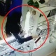 Дүкөндөн кыздар тарабынан уурдалган 75 миң сомдук сөйкө жана шакек ээсине кайтарылды