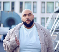 204 килограмм салмагы менен сыймыктанып модель болгон мырза