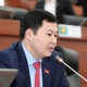 Депутат Акылбек Жамангулов жаңы салынган жолдордун сапаты оңолбой жатканын айтты