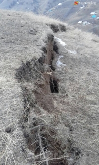 ЭЛДИК КАБАР: Аксыда үйлөр көчкү коркунучунда