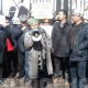 Митингге чыккандар депутаттарды жана президенттин өкүлүнүн эл алдына чыгышын талап кылышты