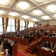 Депутаттар балдарга жөлөк пул берүү боюнча маселени эмне үчүн кароодон баш тартканын түшүндүрүштү