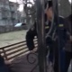 Бишкекте суицид жасоого аракет кылган 23 жаштагы жигитти күбөлөр сактап калышты