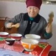Чыныларды кубулжуткан апа: "Бул өнөрдү өздөштүргөнүмө 30 жылдан ашты. Балдарыма, окуучуларыма да үйрөтүп койгом"
