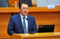 Сооронбай Жээнбеков өкмөттүн аппарат жетекчиси Нурханбек Момуналиевдин отставкасын кабыл алды