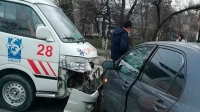 Бишкекте "Тез жардам" унаасы менен жеңил машина сүзүшүп, 2 жаштагы наристе жабыркады