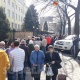 Бишкекте Орусиянын элчилигинин алдында жүздөгөн шайлоочу келип, узак кезек күтүүсү жаралды (фото)