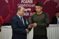 Күрөш боюнча Азия чемпиондору Акжол Махмудов жана Муслим Евлоев 2 миң доллар сыйлыкка ээ болду
