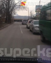 "ЭЛДИК КАБАРга" жооп: Туңгучтагы жолдун жээгине унаалардын токтоосуна тыюу салган атайын белгилер орнотулат