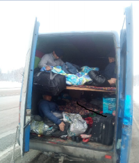 Орусияда Кыргыз жергесинде туулган адам унаасынын жүк салган бөлүгүнө 20 мигрантты салып бара жаткан жеринен кармалды