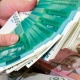 Бишкекте жаранга 8410 сом жөлөк пулдун ордуна 100 эсе көп акча которуп алган кызматкер 200 адамды пенсиясыз калтырды