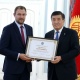 Өлкө башчысы Сооронбай Жээнбеков футбол боюнча Кыргыз курама командасы менен жолугуп, 1 миллион сомго сертификат ыйгарды