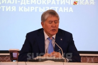 Атамбаев: "Асылбек Жээнбеков парламенттен кетиши керек"