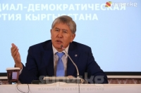 Атамбаев коррупцияга каршы күрөштү өзү баштаганын айтып, Жээнбековду сүйлөгөндө документтерди кароого чакырды