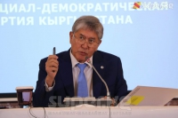 Алмазбек Атамбаев "өкмөт кетсин" деген депутат Зулушевди сындады