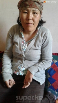 Буту менен от жагып, кир жууган майып эне: "Эки балам бири-бирине окшош эмес болгондуктан, жолдошум өз баласын меники эмес деп чыкты" 