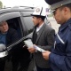Жалал-Абадда ИИМдин жана казыяттын кызматкерлери айдоочуларга түшүндүрүү иштерин жүргүзүп жатышат