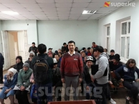 Мавлян Аскарбеков бир жылга кесилиши мүмкүн. Сот өкүмдү даярдоо үчүн кеңешме бөлмөсүнө кирип кетти