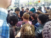 "Ош базарындагы" өрттөн зыянга учурагандар Ак Үйдүн алдына митингге чыгышты (фото)
