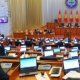 Парламенттин тийиштүү комитети мектепке окуучуларга смартфон алып келүүгө тыюу салган токтом долбоорун карайт