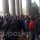 "Ош базарында" соода орундары өрттөнүп кеткен тургундар өкмөт үйүнүн алдына митингге чыгышты