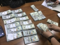 Прокуратура кызматкери 200 миң доллар пара алып жаткан жеринен кармалды