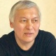 Президент Сооронбай Жээнбеков журналист Кабай Карабековго салынган айыптан баш тартты