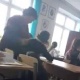 Интернетте мугалимдин окуучуну башка чапкан видеосу талкууга түштү