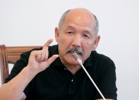 Ишенбай Кадырбеков: "Коалициянын өкмөттү өздөрү курап, кайра толугу менен ишенбөөчүлүк көрсөткөнү парламентте орду жоктугун көрсөттү"