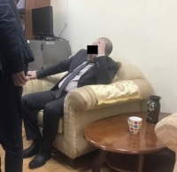 200 миң доллар пара алууга шектелип кармалган прокурордун баш коргоо чарасы каралып, тергөө иштери бүткөнгө чейин камакка алынды