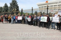 Тогуз-Торонун тургундары Ак Үйдүн алдына кайрадан митингге чыгышты