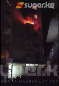 ӨКМ: "Оштогу көп кабаттуу үйдө 2 батир өрттөнүп, 6 адам жаракат алган"