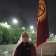 Шамал учуруп кеткен желектин ордуна сүрөтчү Азамат Жаналиев таң атканча желек көтөрүп турду