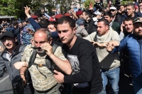 Арменияда эл кайрадан митингге чыкты