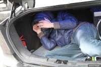 Кыргыз жараны Өзбек жаранын жеңил унаанын жүк салган бөлүгүнө жашырып чек арадан алып өтүүгө аракет кылган