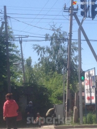 ЭЛДИК КАБАР: "2 жашка чыга элек наристе бир бутунан жана апасынан айрылган жол кырсыгы катталган жерге жол чырак орнотулду" дейт окурман