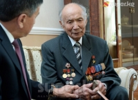 Согуш убагында Варшавага чейин жеткен ардагер президентке &ldquo;Өмүрдөгү ак жол&rdquo; китебин белек кылып, батасын берди