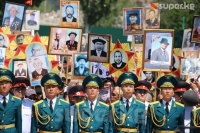 Эч ким, эч качан унутулбайт. 45 миң адам катышкан "Өлбөс полк" жүрүшүнөн фоторепортаж