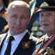 Путин парад учурунда түртүп жиберилген ардагерге көңүл бурду